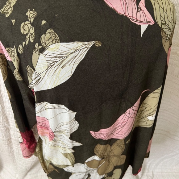 Blouse in black, sage and pink - Picture 2 of 2